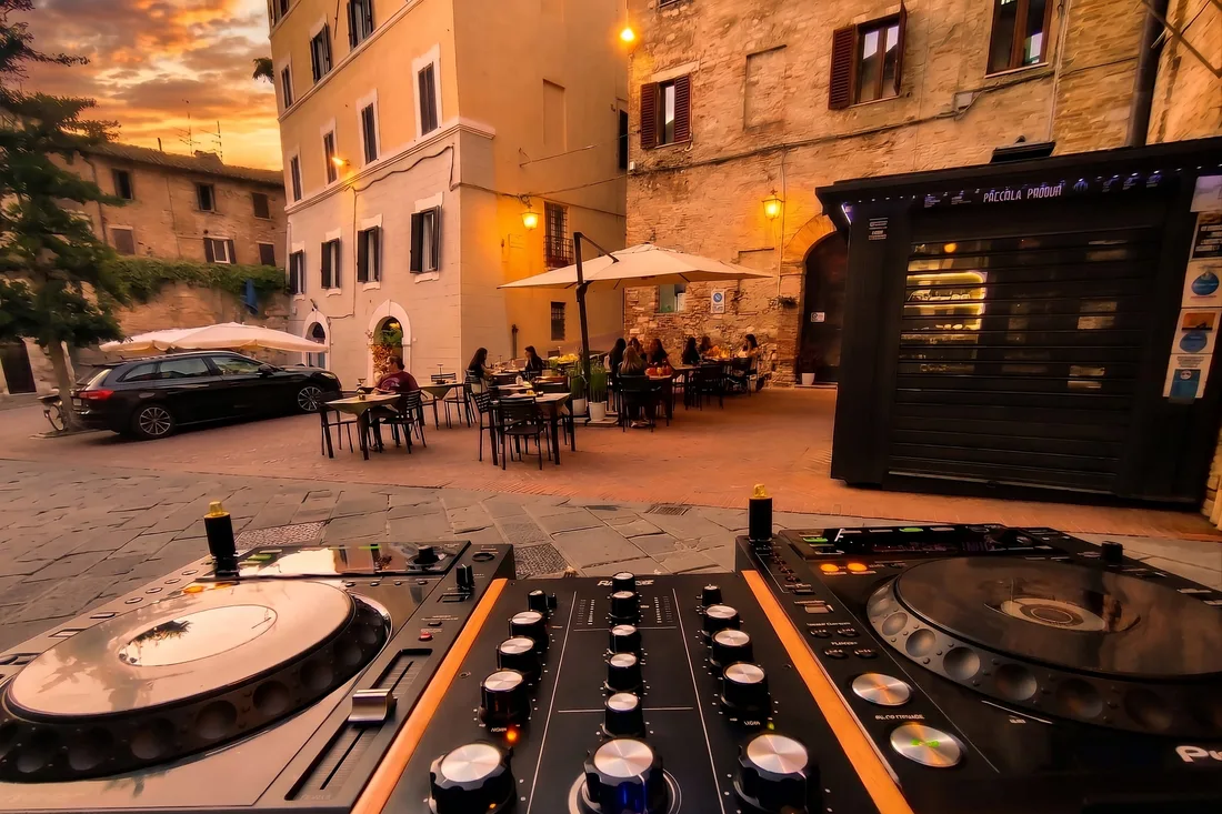 Console DJ al tramonto durante una serata speciale in piazza alla Grotta dei Priori