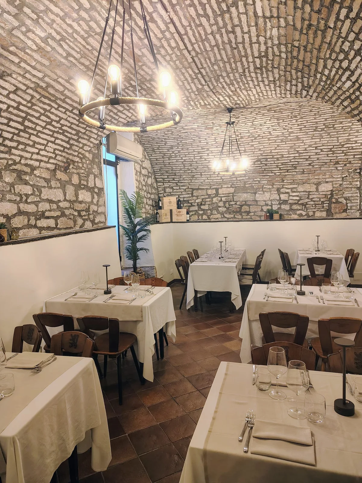 Sala con lampadario circolare e atmosfera raccolta — Grotta dei Priori Perugia