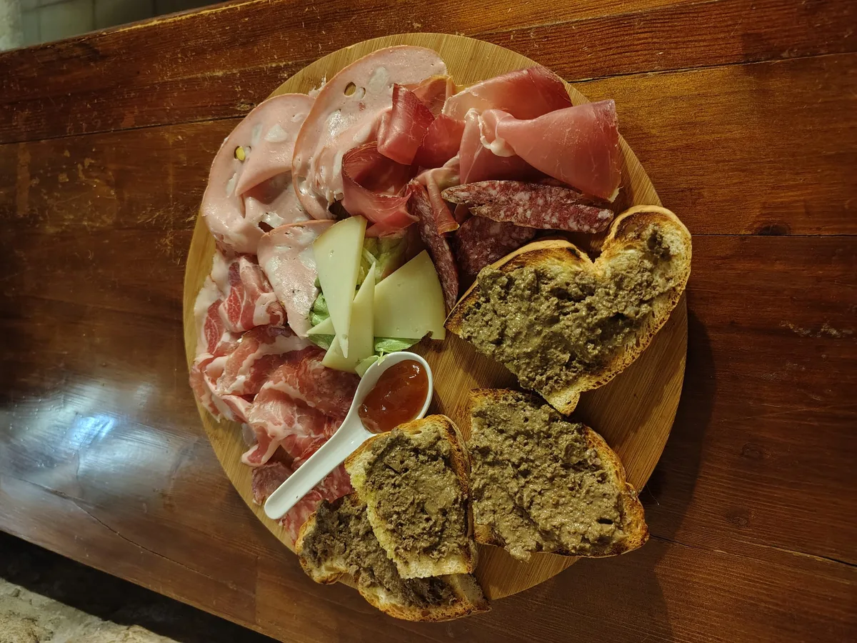 Tagliere umbro con affettati, formaggi, crostini al tartufo e marmellata — Grotta dei Priori