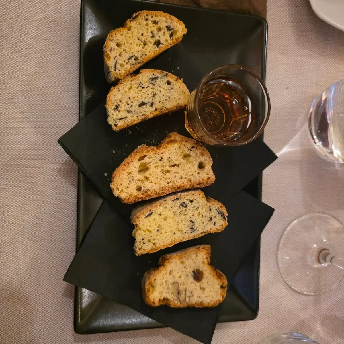 Tozzetti al cioccolato e mandorle con vin santo — dessert tradizionale umbro